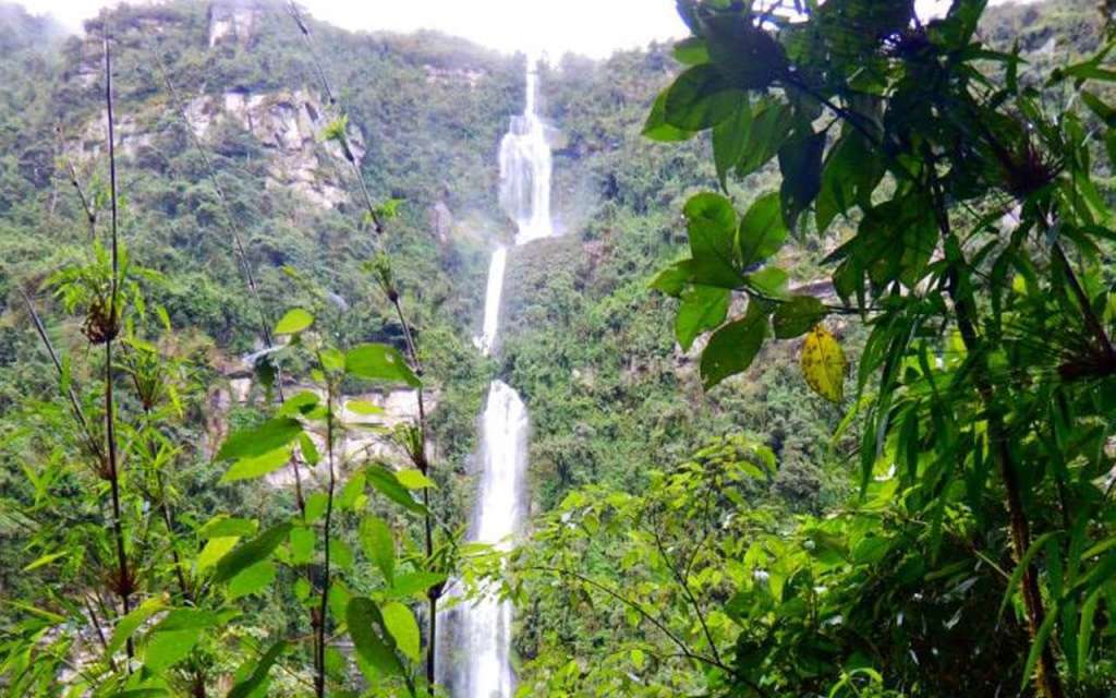 A solo 45 minutos de Bogotá, La Chorrera espera con su caída de 590 metros, perfecta para quienes buscan aventura y contacto con la naturaleza.