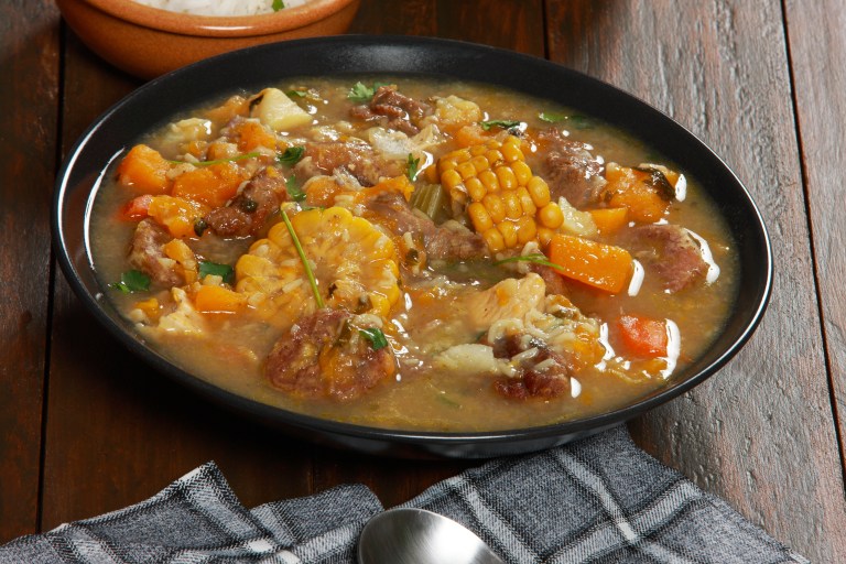 En olla presión: así se prepara un sancocho bifásico