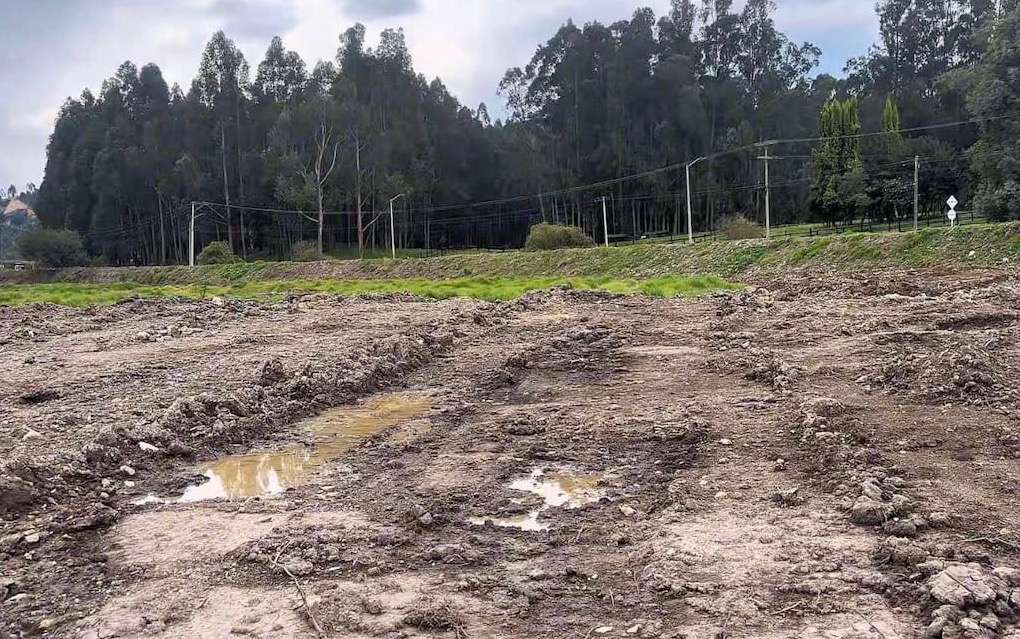 La CAR suspendió las actividades tras evidenciar residuos de construcción que afectaban canales de agua en zona rural de Sopó.