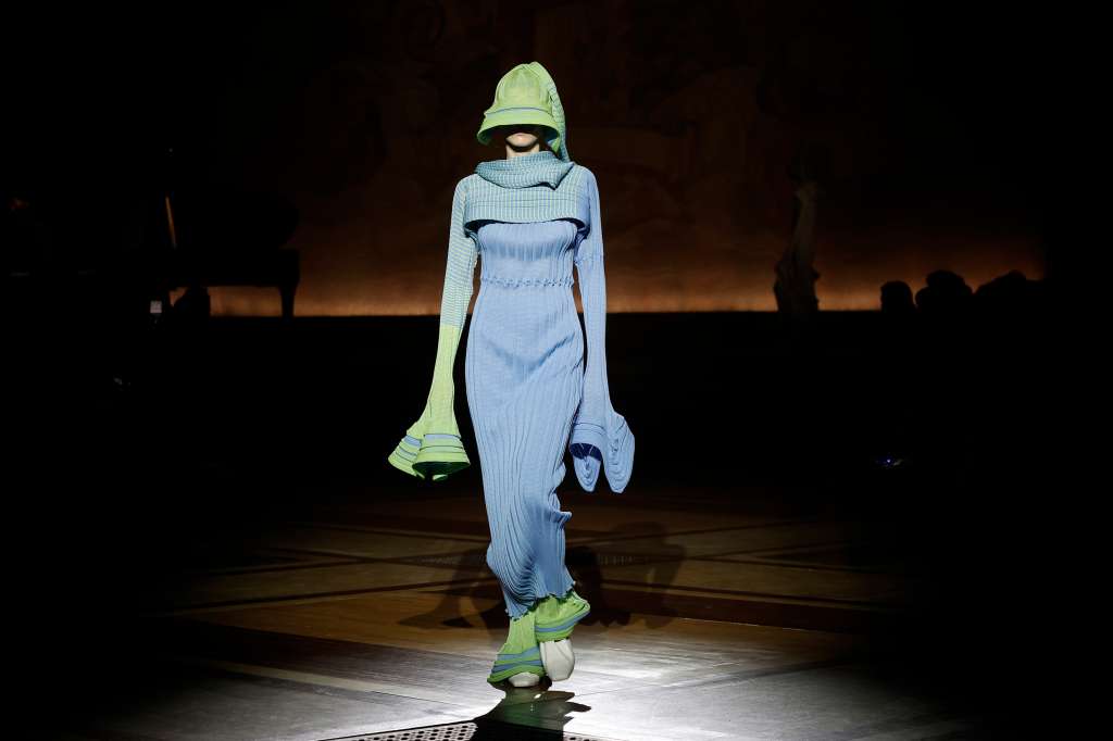 Paris (France), 01/03/2024.- A model presents a creation from the Fall/Winter 2024/2025 Collection by Issey Miyake fashion house during the Paris Fashion Week, in Paris, France, 01 March 2024. The presentation of the Women's collections runs from 26 February to 05 March 2024. (Moda, Francia) EFE/EPA/YOAN VALAT