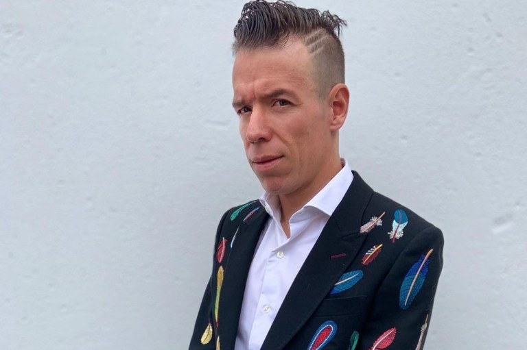 VIDEO: ¿En broma? Rigoberto Urán cargó a su hija en un bolso de mano