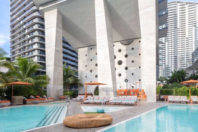 Desde mansiones de lujo hasta autos opulentos y boutiques de moda, Miami no es una ciudad conocida por su sutileza. EAST Miami, ubicado en el corazón de Brickell, un hotel de diseño atrevido es un verdadero oasis urbano con cuatro piscinas que encarnan la alegría de Miami.