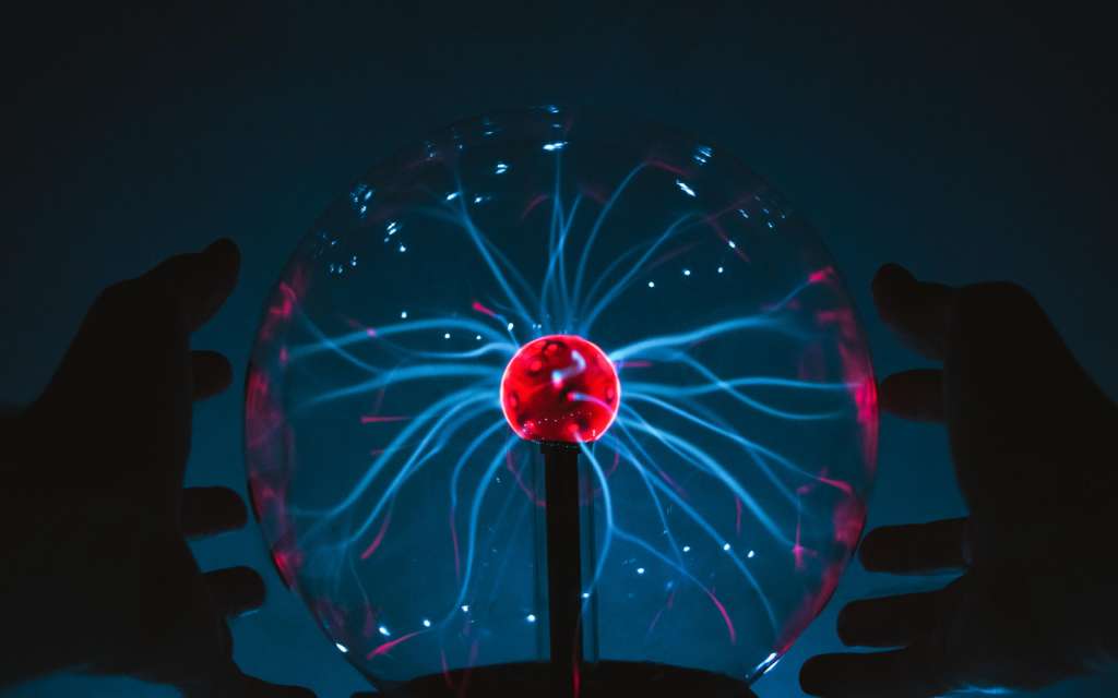 La energía estática está detrás de los toques eléctricos que damos a otras personas.