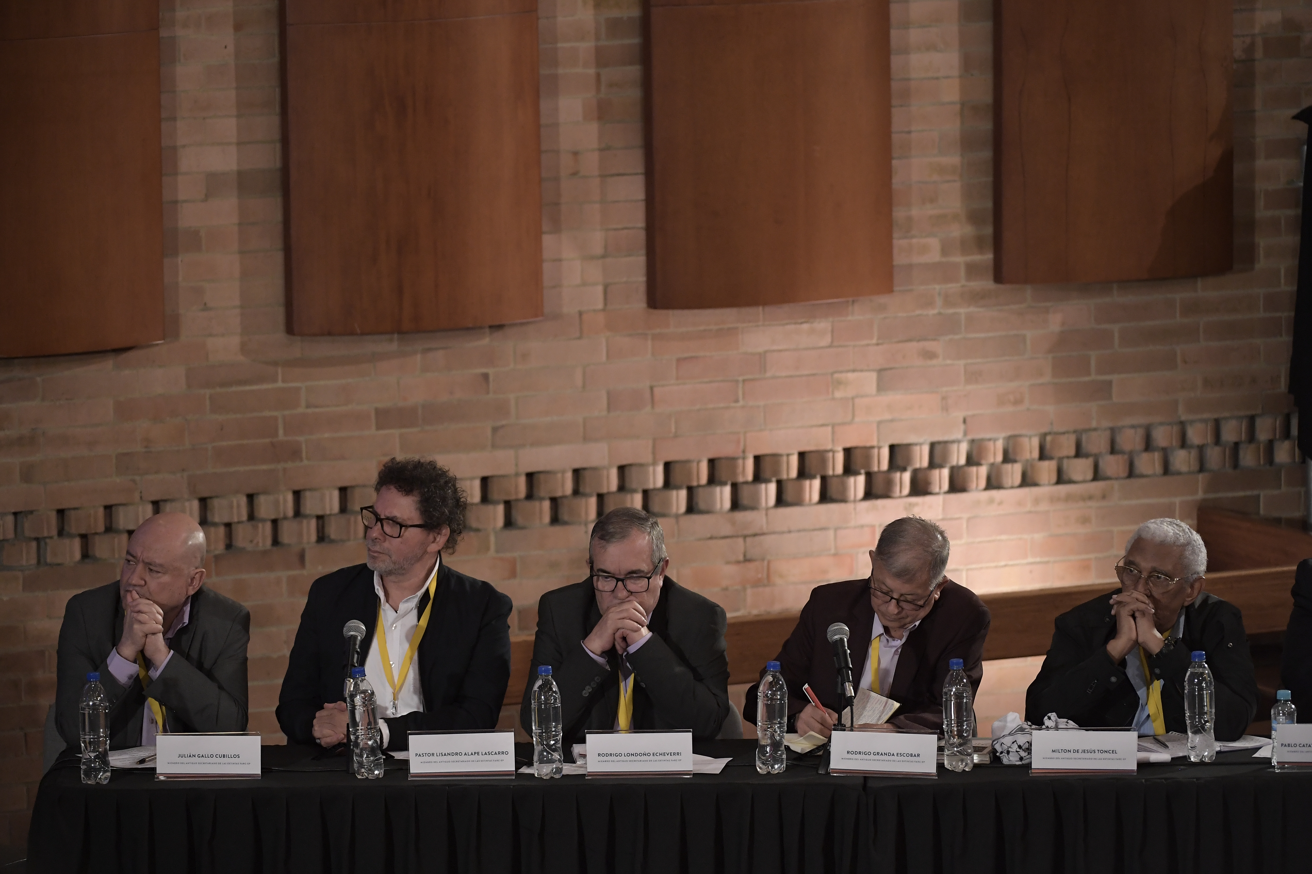Julián Gallo Cubillos, Pastor Alape, Rodrigo Londoño, Rodrigo Granda, Milton de Jesús Toncel, Pablo Catatumbo y Jaime Alberto Parra, miembros del antiguo secretariado de la extinta guerrilla Farc, admitiendo su responsabilidad por los miles de secuestros durante la primer jornada de audiencias de reconocimiento ante víctimas y Magistrados de la JEP.