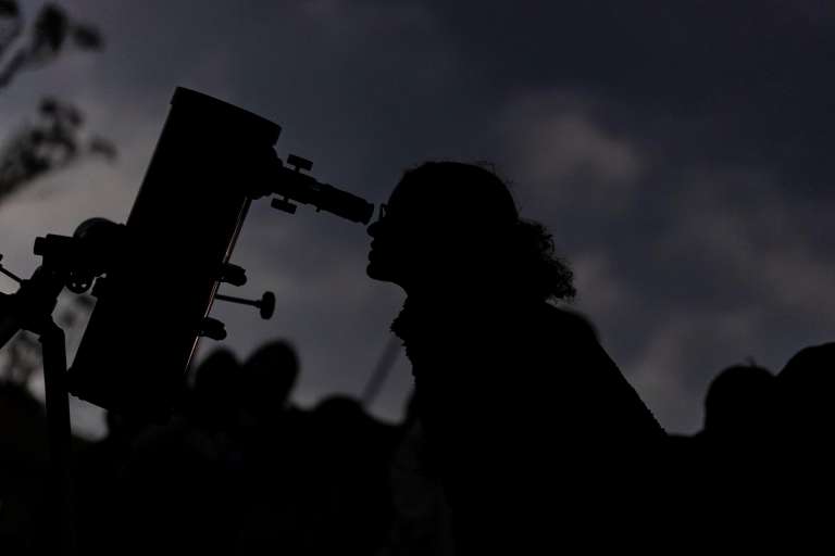 A diferencia de los eclipses solares, agrega la NASA, los lunares pueden observarse de manera segura a simple vista.