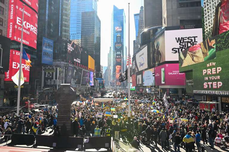 Personas bajo el lema "Stand With Ukraine" ("Apoyar a Ucrania") se reunieron en Times Square en Nueva York.