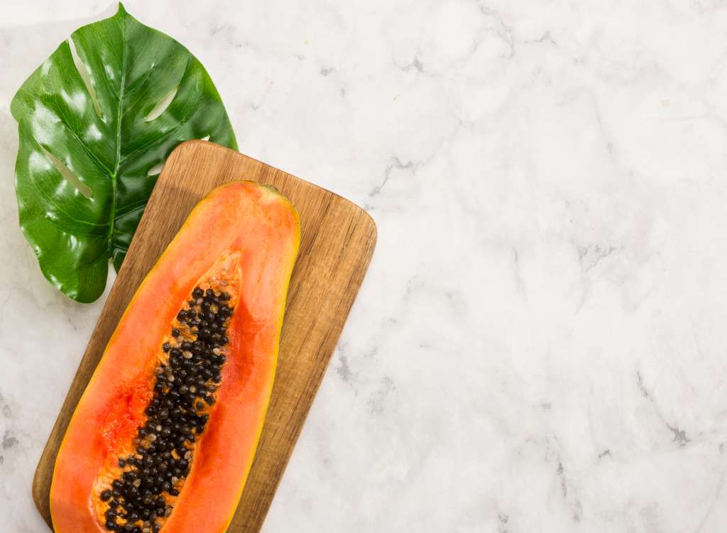 Lo que muchos consideran un desecho de la papaya podría tener más beneficios de los que imaginan.