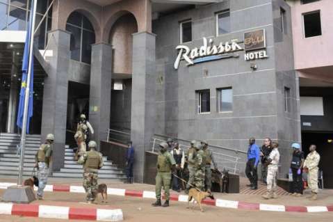 Mali entierra a las víctimas de ataque yihadista de Bamako en emotivo funeral