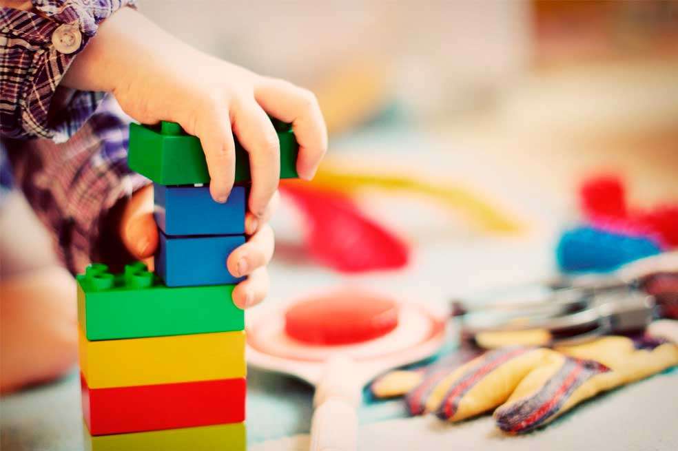 Los efectos negativos de dar a tus hijos regalos en exceso. Niños hiperrregalados