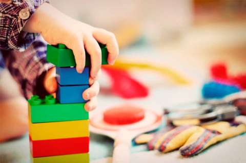 Los efectos negativos de dar a tus hijos regalos en exceso. ¿Qué deben hacer los padres?
