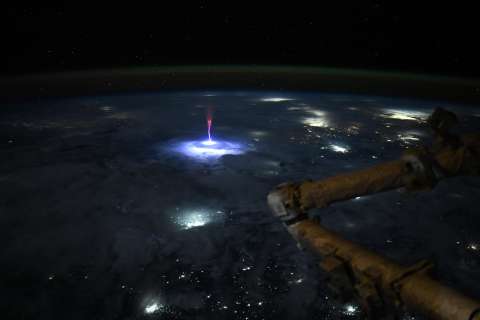 Astronauta de la NASA captura impresionante “evento luminoso” en la atmosfera de la Tierra