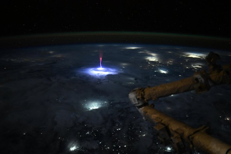 Astronauta de la NASA captura impresionante “evento luminoso” en la atmosfera de la Tierra