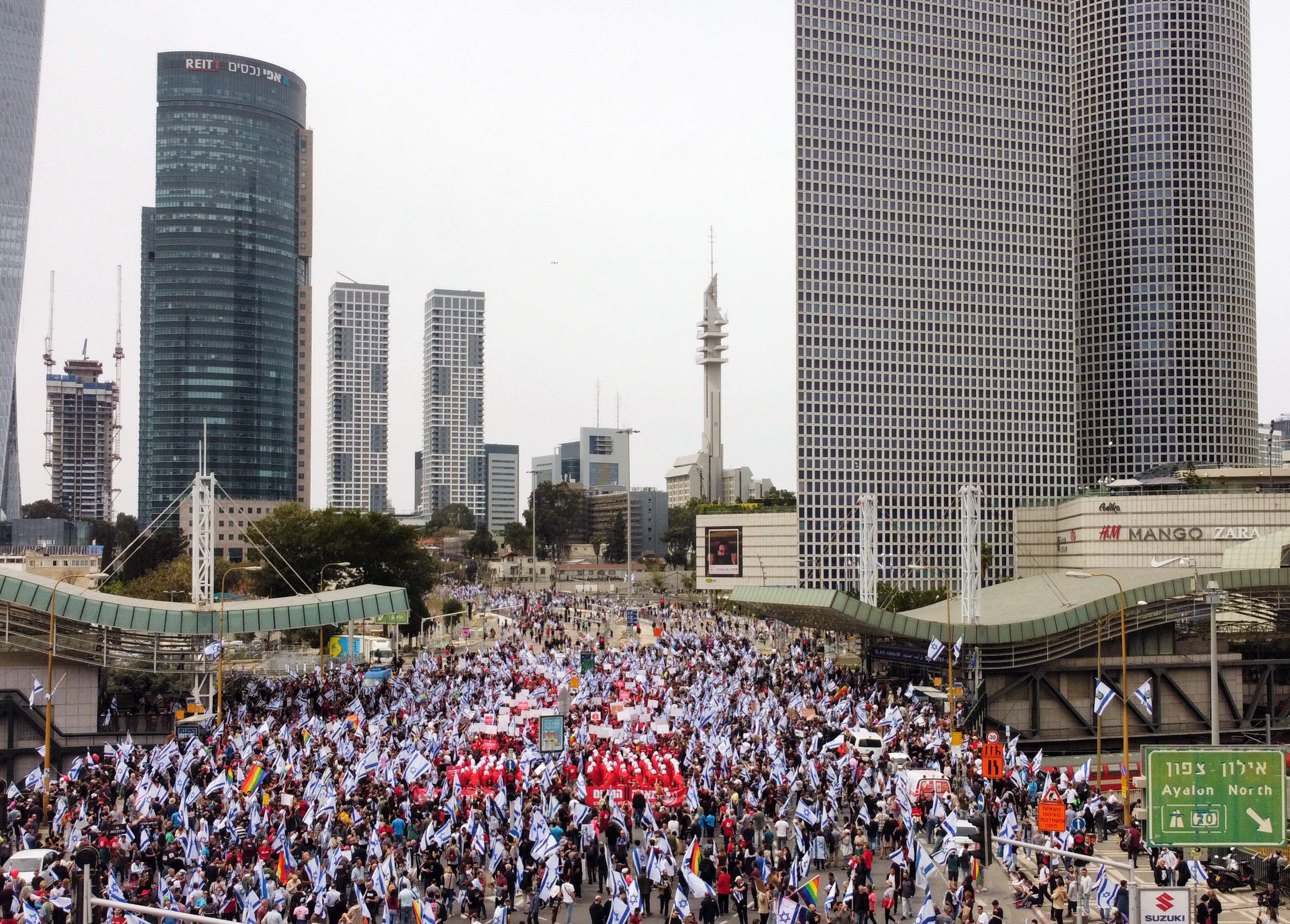 Tel Aviv (Israel), 23/03/2023.- A picture taken with a drone shows protesters marching during a rally against the Israeli government's planned reform of the justice system, in Tel Aviv, Israel, 23 March 2023. Nationwide anti-government protests have been held for 12 weeks in a row over the Israeli government's plan to reform the justice system and limit the power of the Supreme Court. (Protestas) EFE/EPA/ABIR SULTAN