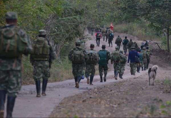 Guerrilleros del Frente 59 de las Farc marchan hacia la Zona Veredal en Pondores, Guajira, para iniciar dejación de armas.