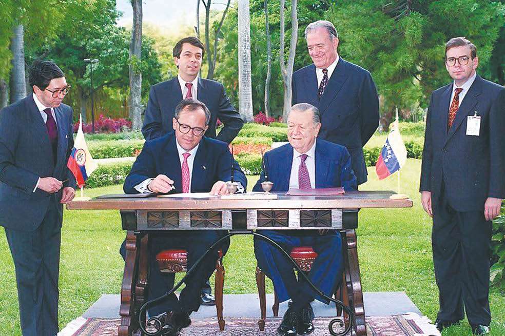 Edmundo González, extremo derecho, y otros
