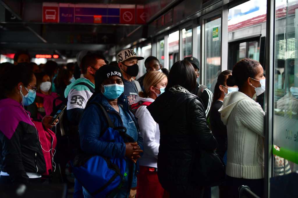 Aglomeraciones en portales, estaciones y buses del sistema de Transmilenio durante la cuarentena por Covid-19.