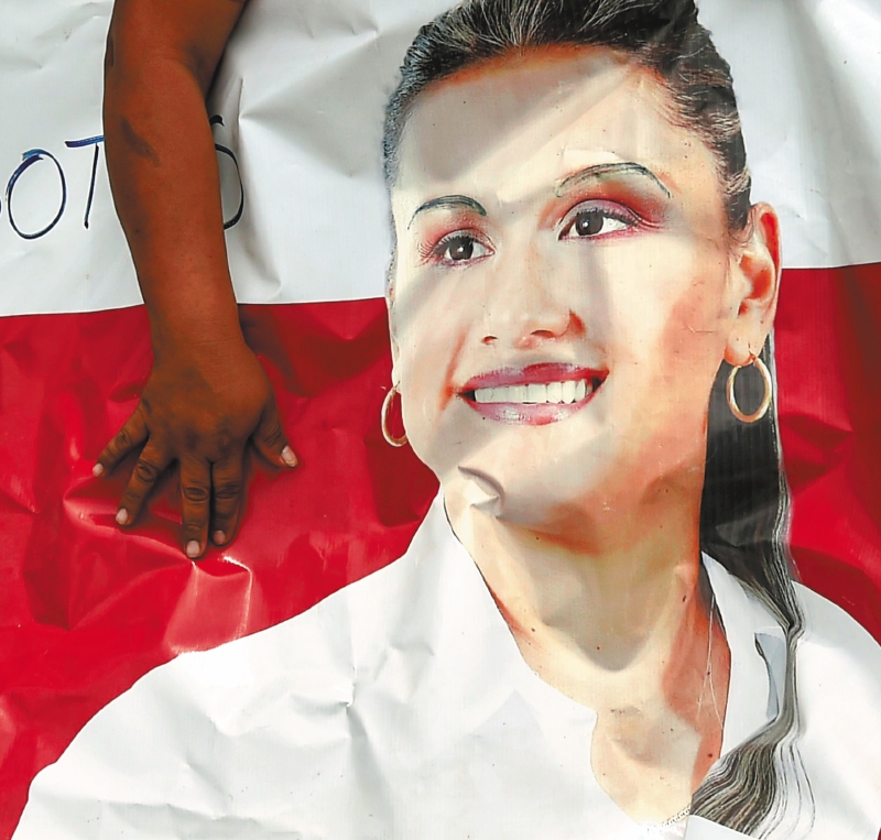 Karina García era abogada de la Universidad Santiago de Cali y apenas tenía 32 años. Hizo carrera política siendo concejal de Suárez, personera y candidata a la Alcaldía.
