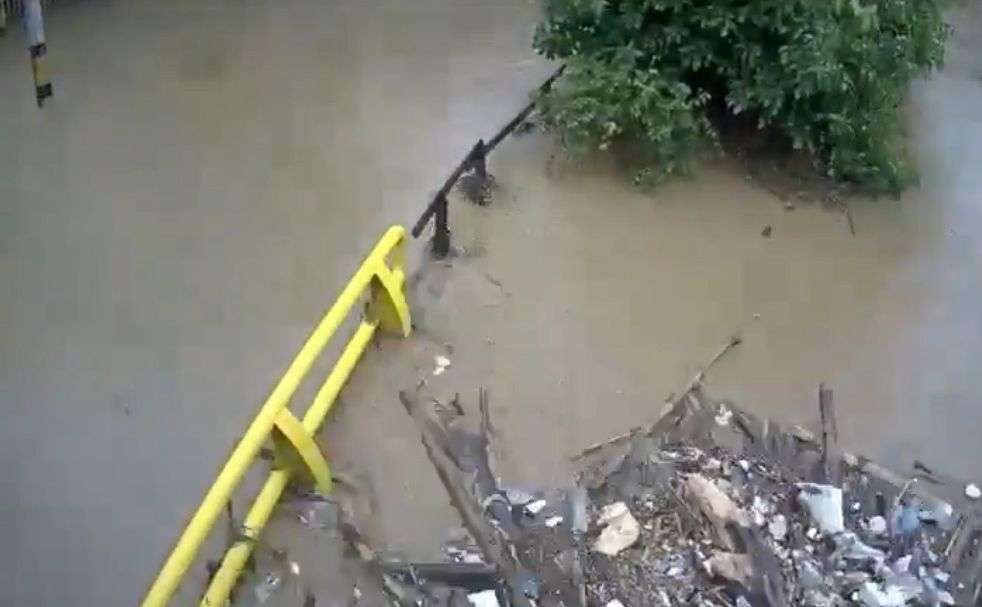 El registro de la Siata mostró el incremento acelerado del caudal de la quebrada minutos antes de que el agua saliera de su cauce.