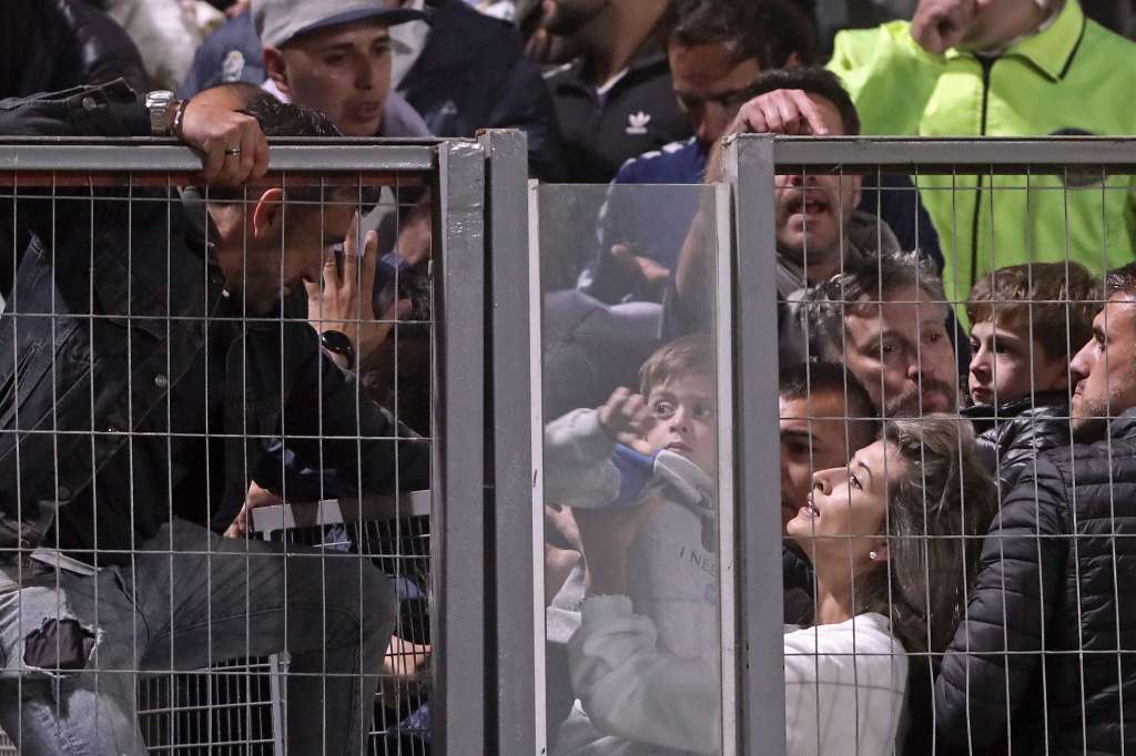 Hinchas de Gimnasia y Esgrima tratan de ingresar al terreno de juego de su estadio. (Photo by ALEJANDRO PAGNI / AFP)