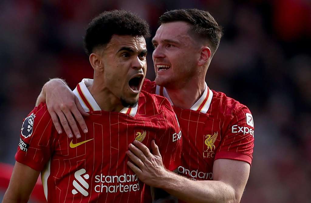 LIVERPOOL (United Kingdom), 27/04/2025.- Luis Diaz (L) of Liverpool celebrates with teammate Andy Robertson after scoring the 1-1 during the English Premier League soccer match between Liverpool FC and Tottenham Hotspur, in Liverpool, Britain, 27 April 2025. (Reino Unido) EFE/EPA/ADAM VAUGHAN EDITORIAL USE ONLY. No use with unauthorized audio, video, data, fixture lists, club/league logos, 'live' services or NFTs. Online in-match use limited to 120 images, no video emulation. No use in betting, games or single club/league/player publications.