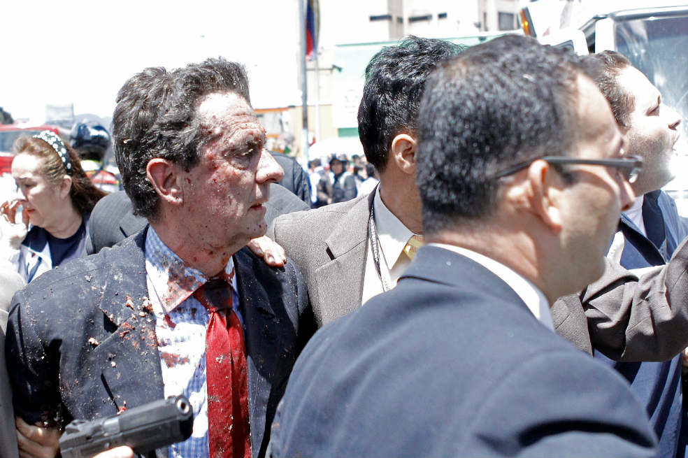El atentado contra el exministro Fernando Londoño, ocurrido en mayo en Bogotá, causó la muerte de dos personas y heridas a otras 51, entre ellas, el mismo Londoño.   / Jaime Caicedo