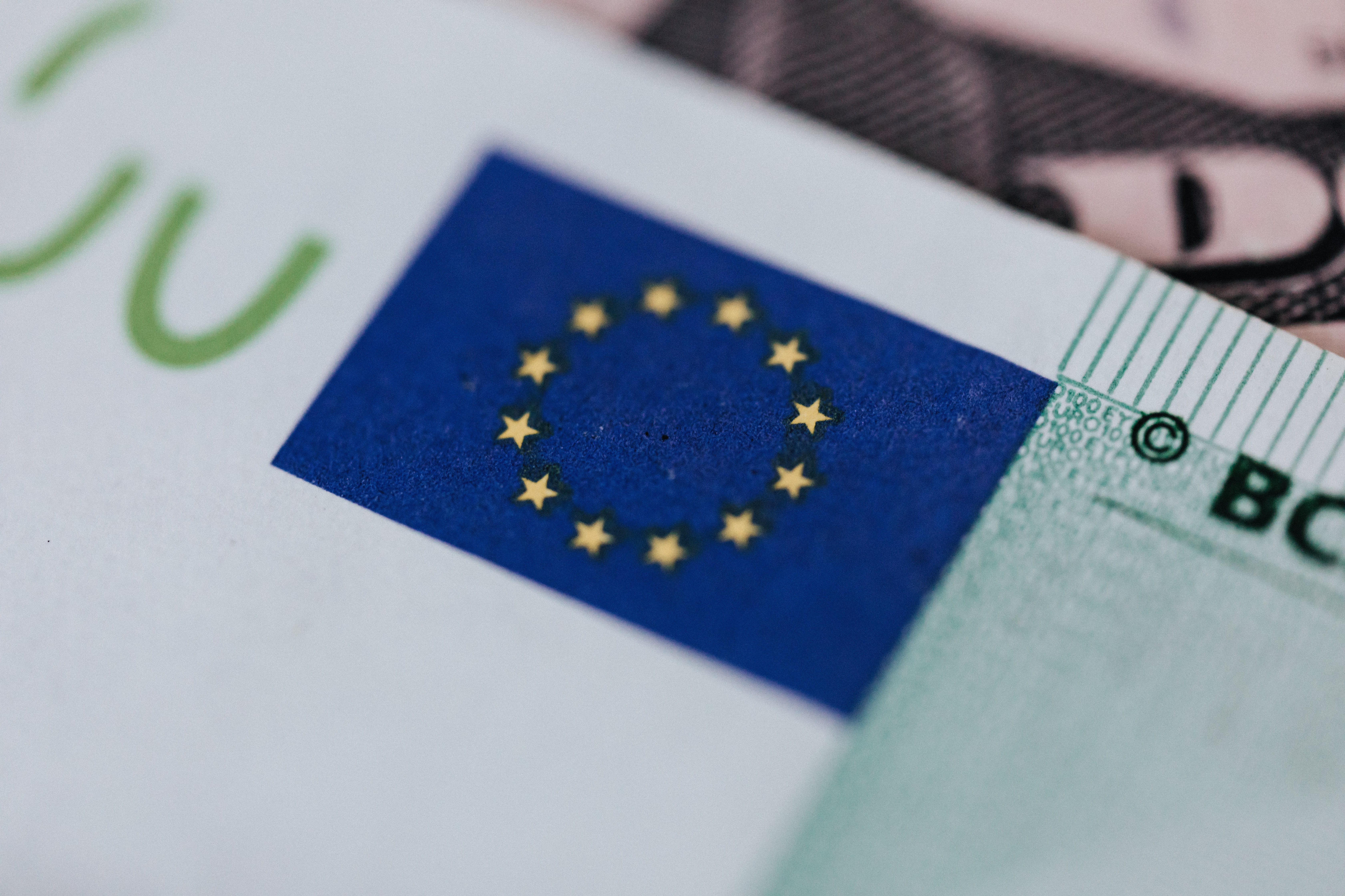 La Comisión Europea es la encargada de la ejecución de las políticas de la comunidad europea, así como de la iniciativa legislativa.