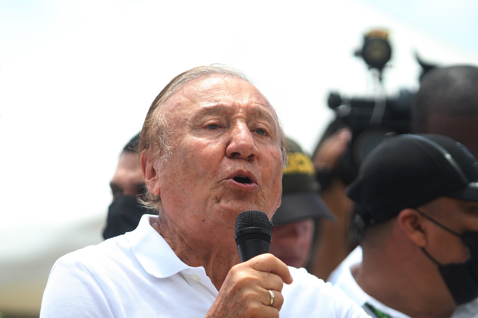 AME5353. BARRANQUILLA (COLOMBIA), 08/06/2022.- El candidato a la Presidencia de Colombia Rodolfo Hernández habla ante sus simpatizantes durante un recorrido por el Malecón como acto de campaña, hoy, en Barranquilla (Colombia). Hernández enfrentará al candidato de izquierda Gustavo Petro en la segunda vuelta de las elecciones a la Presidencia, programada para el 19 de junio. EFE/Jose Torres