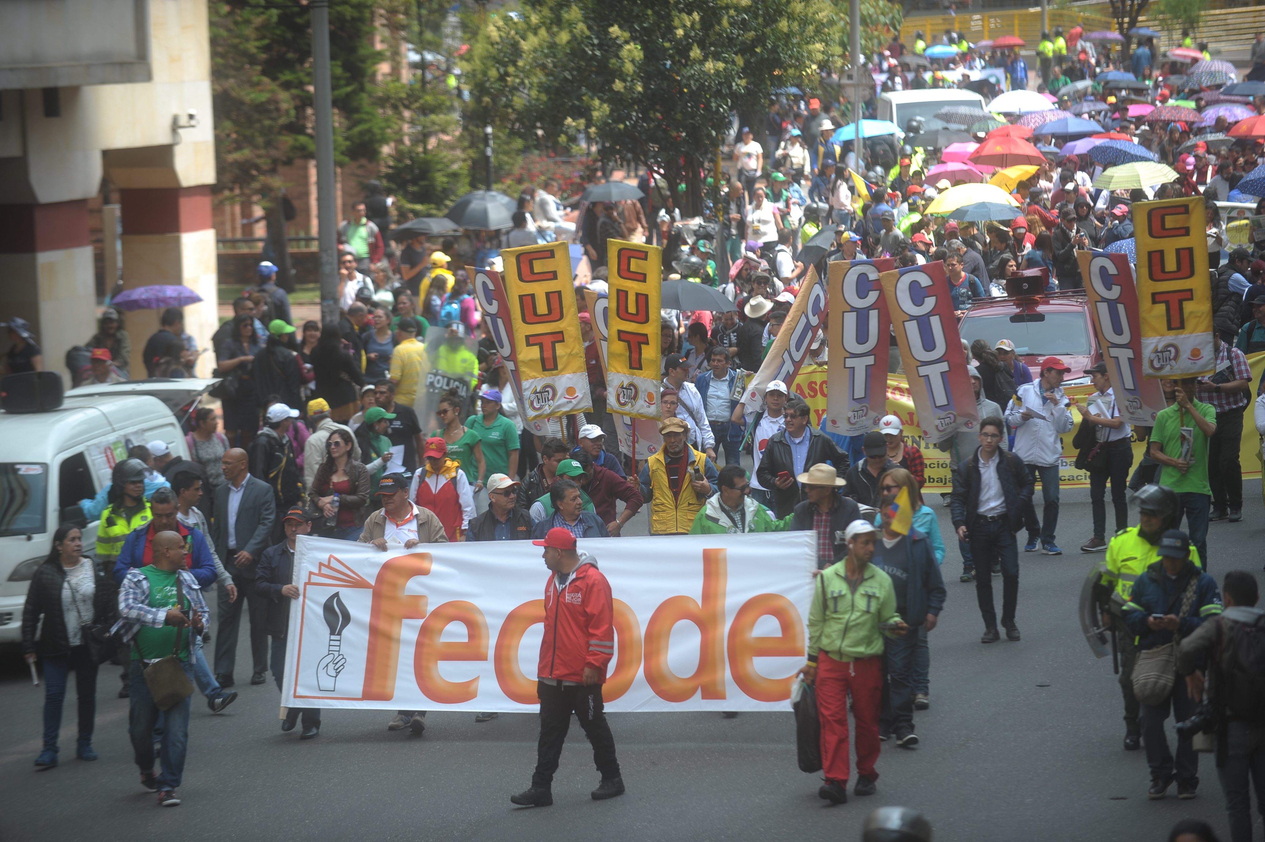 Marcha Maestros, con la presencia de Fecode, asociación distrital de educadores ADE, Cut y colegios.