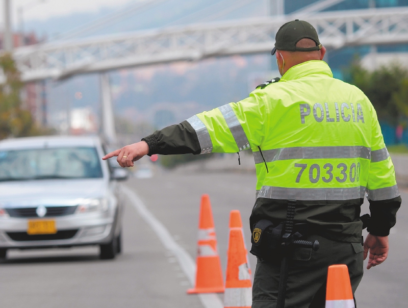 A member of the Colombian Police Department stops a vehicle on the street to control it in Bogota, Colombia, on February 10, 2021.
On February 9, 2021, Cuba alerted Colombia about a plan by the ELN guerrilla to attack Bogota in the "next few days," according to a message released by the government of Ivan Duque on Monday. / AFP / Raul ARBOLEDA
