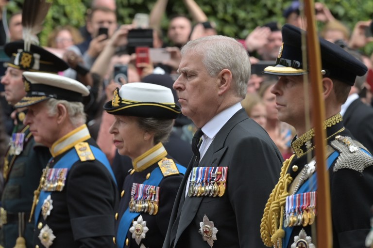 El caso Epstein pone en jaque la estabilidad de la Corona británica con el arresto de Andrés