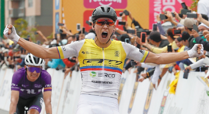 AMDEP6655. TUNJA (COLOMBIA), 08/02/2024.- El corredor colombiano Alejandro Osorio de GW Erco Shimana celebra al ganar la tercera etapa de la carrera ciclística Tour Colombia 2024 hoy, en Tunja (Colombia). EFE/ Carlos Ortega