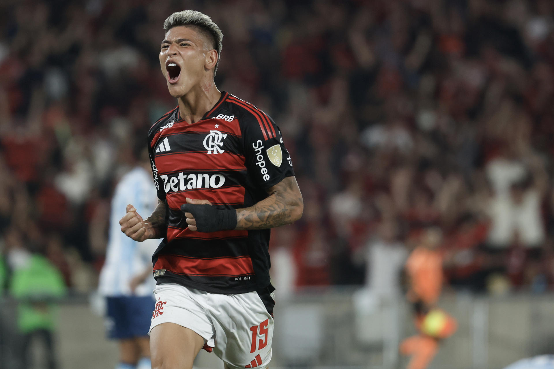 FOTODELDÍA AMDEP7481. RÍO DE JANEIRO (BRASIL), 22/10/2025.- Jorge Carrascal de Flamengo celebra un gol este miércoles, en el partido de ida de la semifinal de la Copa Libertadores entre Flamengo y Racing Club en el estadio Maracaná, en Rio de Janeiro (Brasil). EFE/ Antonio Lacerda