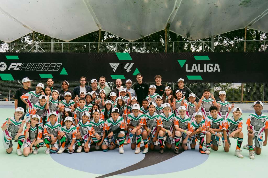 J Balvin inauguró cancha con LaLiga y EA Sports en Manrique, Medellín.