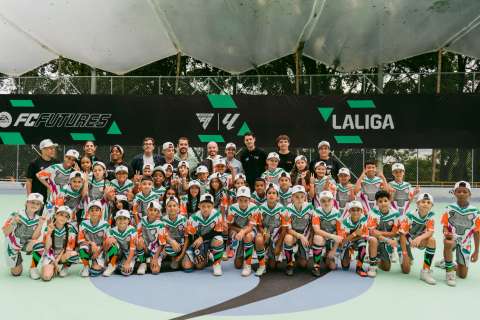 J Balvin inauguró cancha con EA Sports y LaLiga en Medellín