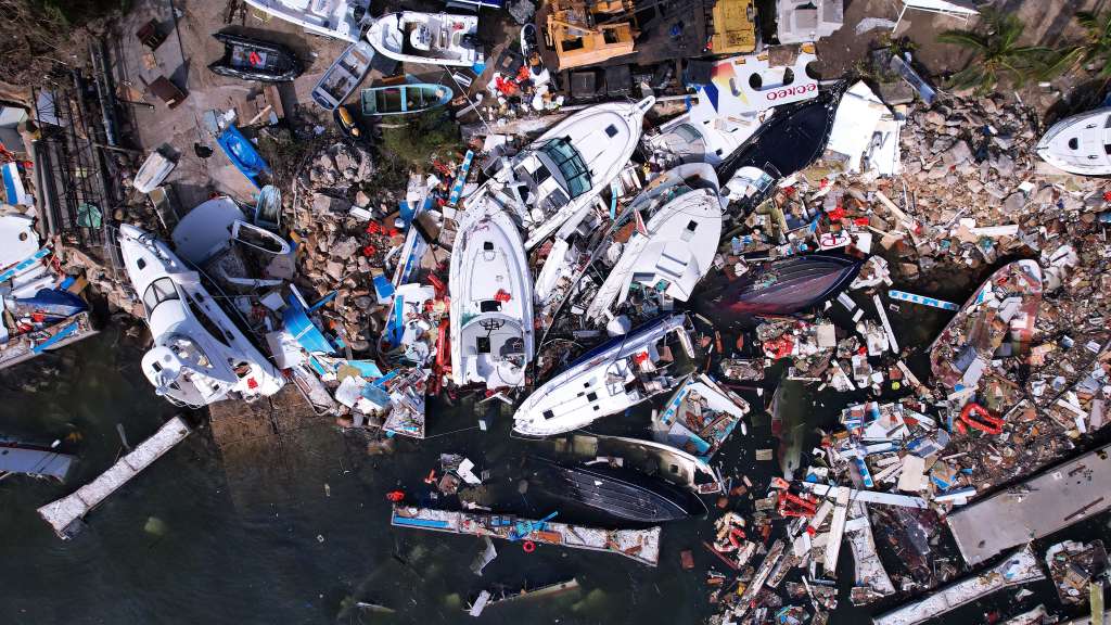 MEX9688. ACAPULCO (MÉXICO), 28/10/2023.- Fotografía aérea que muestra el club de yates de Playa Manzanillo tras el paso del huracán Otis hoy, en Acapulco (México). El club de yates de Playa Manzanillo, uno de los destinos turísticos más importantes del país, quedó arrasado por el paso del huracán Otis el pasado miércoles. EFE/ David Guzmán