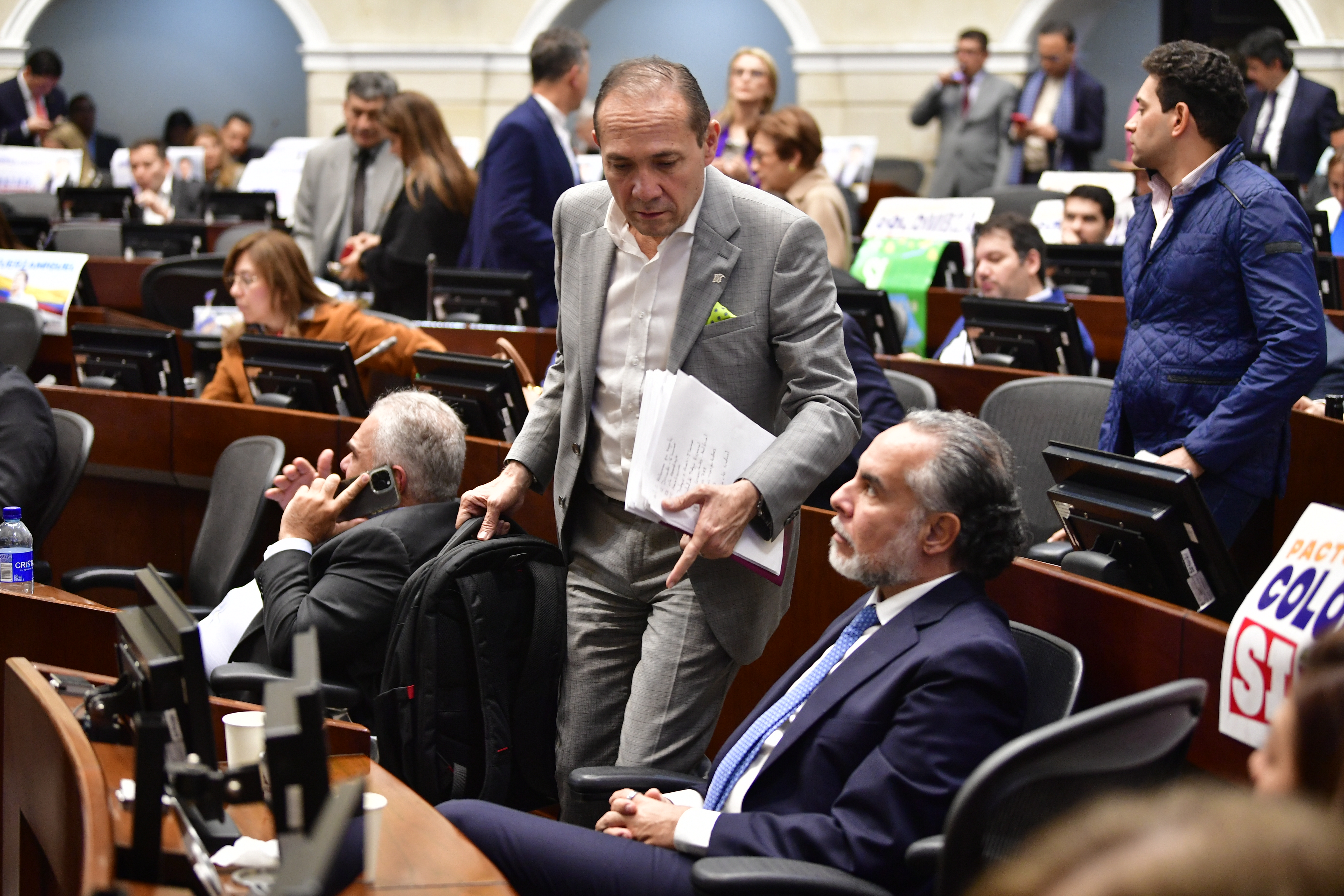Ministro de trabajo durante el debate de la reforma laboral en el Senado (Congreso de la República)
