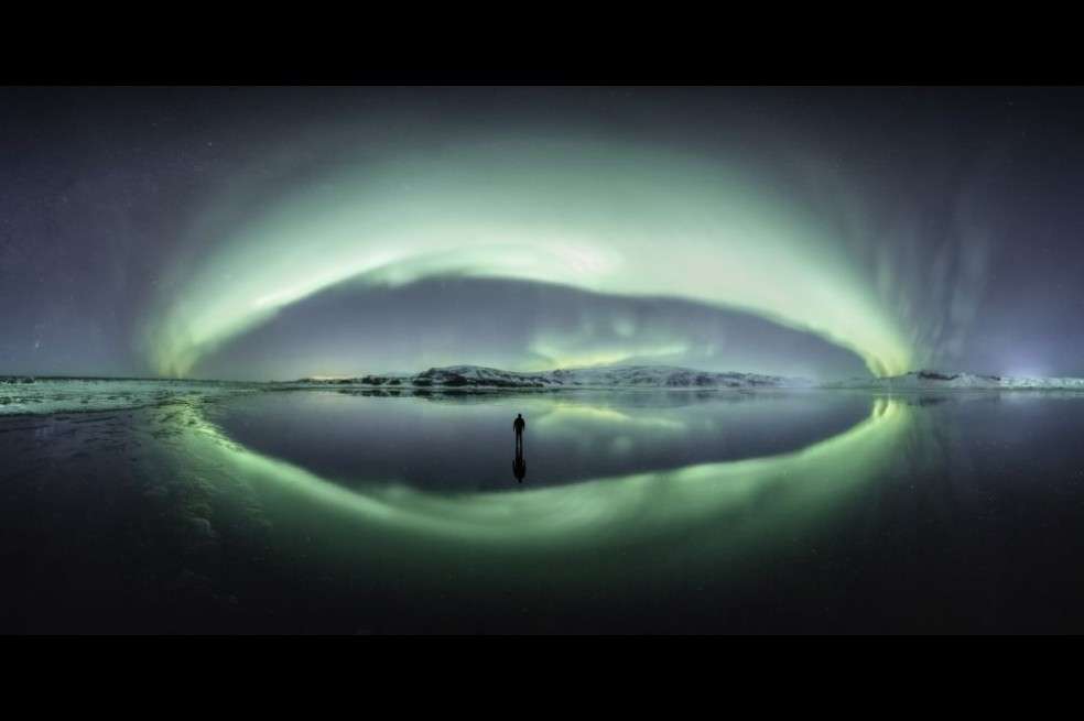 El fotógrafo Larryn Rae, consiguió esta toma en enero de 2020 y se observa cómo La aurora ilumina el cielo cerca de Vik, en Islandia.