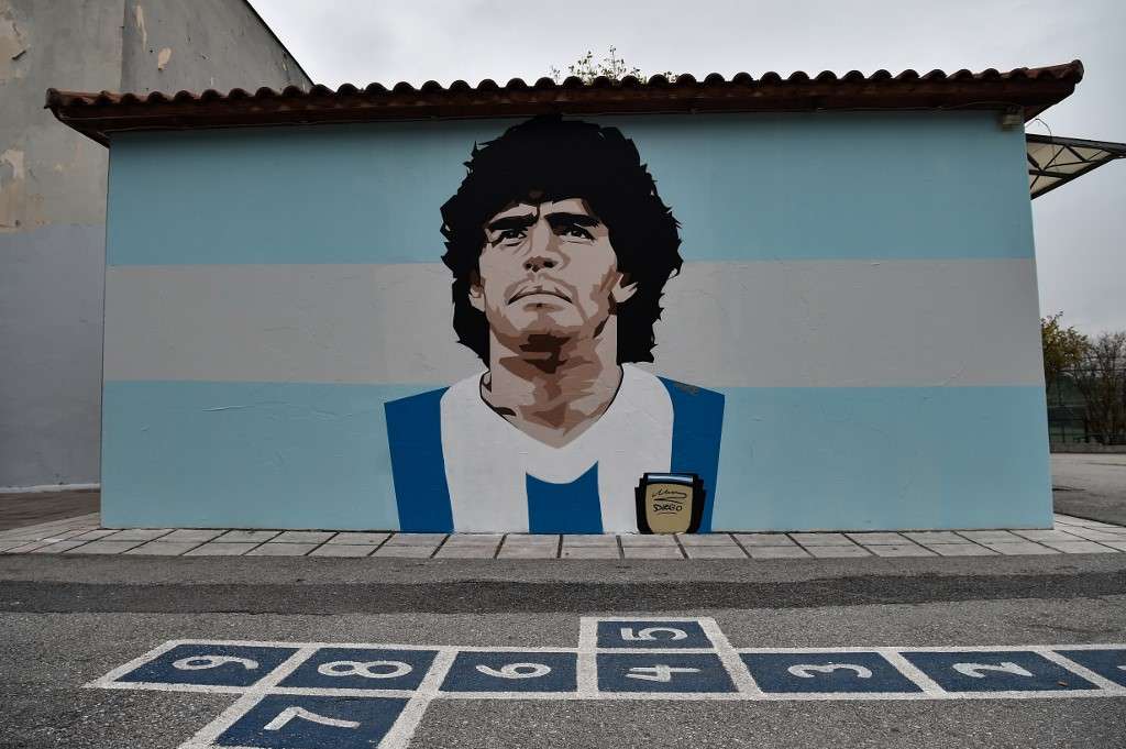 Mural que pintaron en Kalamaria (Grecia) en honor a Diego Armando Maradona, quien falleció el 25 de noviembre pasado a los 60 años de edad.