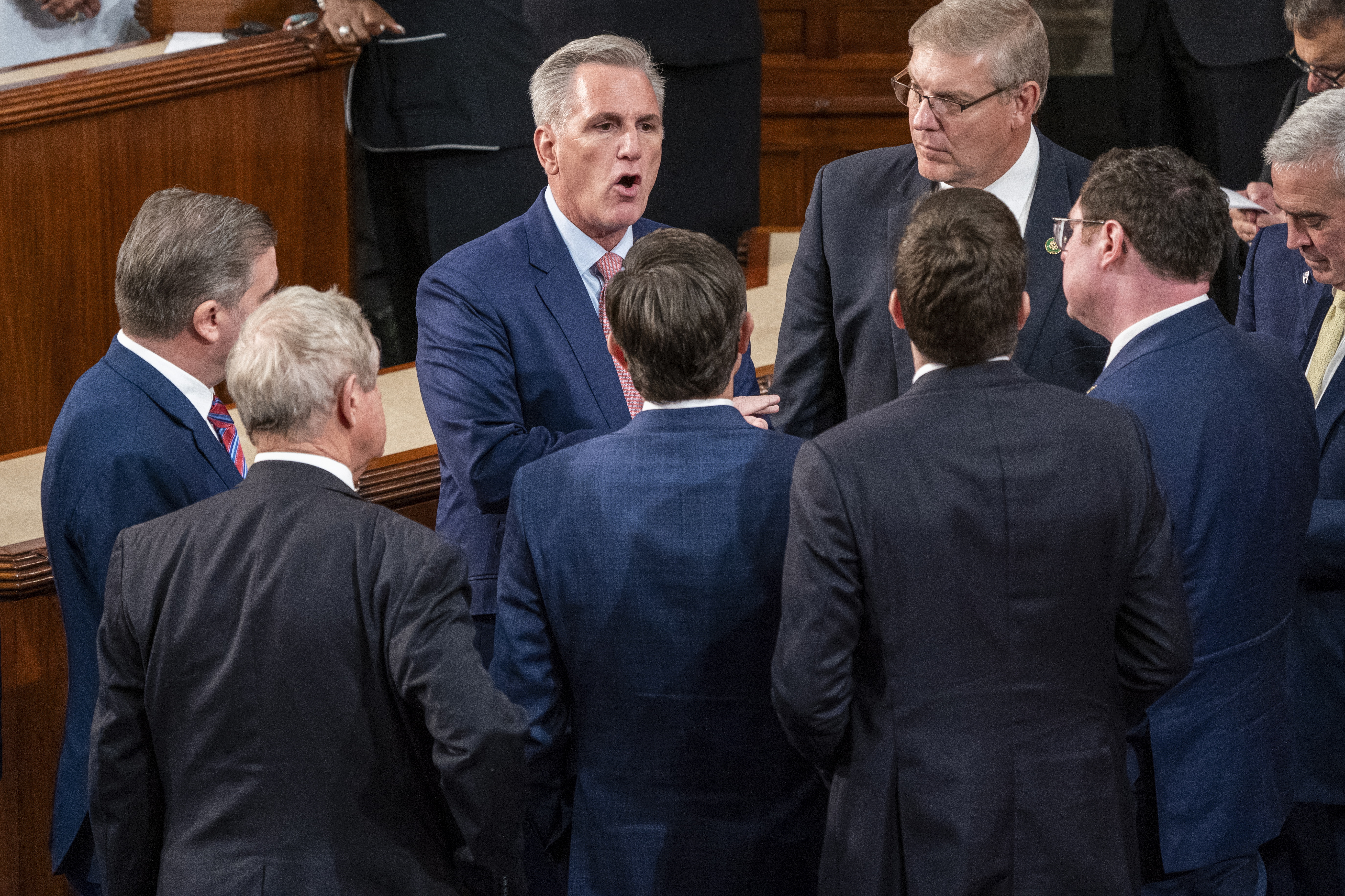 Washington (United States), 03/01/2023.- House Republican Leader Kevin McCarthy talks with colleagues as the results of the second vote for Speaker of the House is tabulated during the opening session of the 118th Congress on the House floor in the US Capitol in Washington, DC, USA 03 January 2023. House Republican Leader Kevin McCarthy is facing serious opposition from his own Republican caucus putting his bid for Speaker of the House in jeopardy. (Abierto, Estados Unidos) EFE/EPA/SHAWN THEW