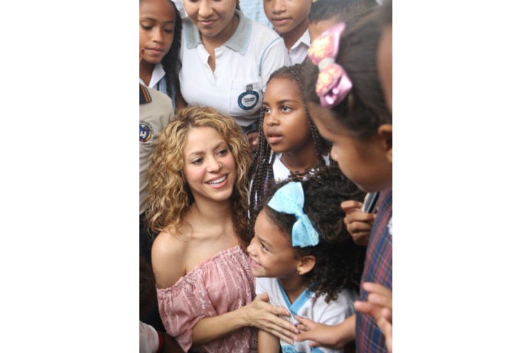 Shakira puso la primera piedra de megacolegio que ayudará a construir en Cartagena