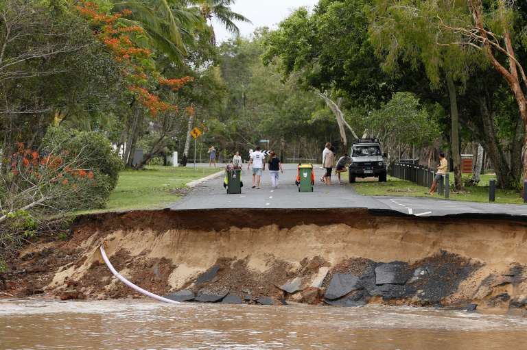Cairns (Australia), 17/12/2023.- Residents walk near a section of a road that was washed away at the end of Holloways Beach Esplanade in Cairns, Queensland, Australia, 18 December 2023. Residents in far north Queensland are bracing for more rain and further significant flooding. EFE/EPA/JOSHUA PRIETO AUSTRALIA AND NEW ZEALAND OUT