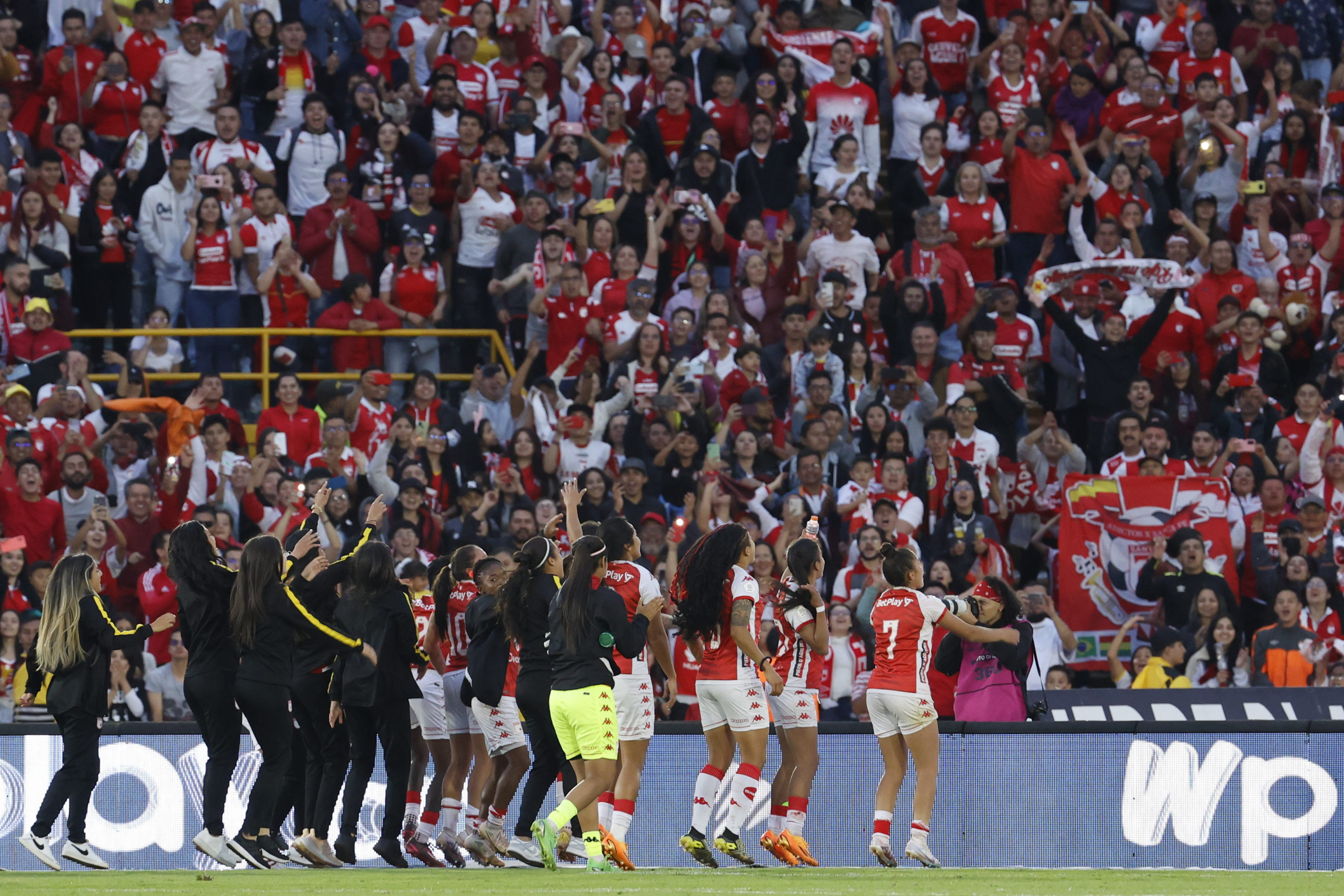 AMDEP4953. BOGOTÁ (COLOMBIA), 25/06/2023.- Jugadoras de Santa Fe celebran al final hoy, del juego de ida de la final de la Liga Femenina del fútbol profesional colombiano entre Santa Fe y América en el estadio El Campín en Bogotá (Colombia). EFE/ Mauricio Dueñas Castañeda
