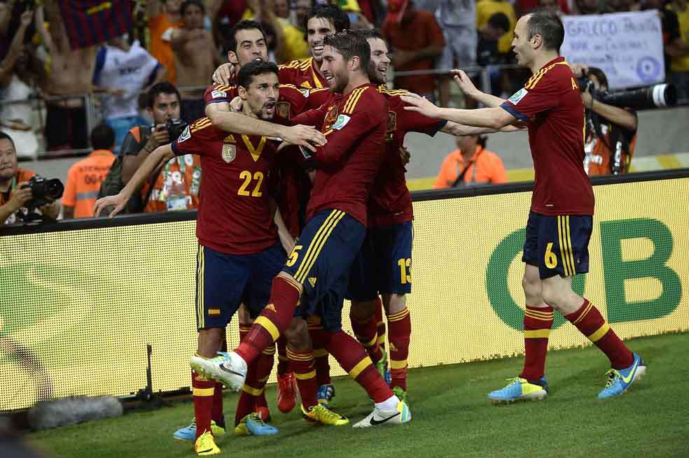 La selección de España celebra su paso a la final de la Copa Confederaciones, luego de vencer en la semifinal a Italia, en los penaltis. / AFP