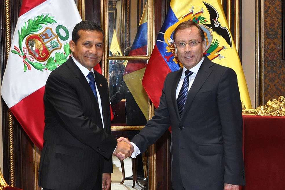 El embajador ecuatoriano Rodrigo Riofrío (der.) presentó sus credenciales al presidente Ollanta Humala (izq.) en septiembre de 2012. / AFP