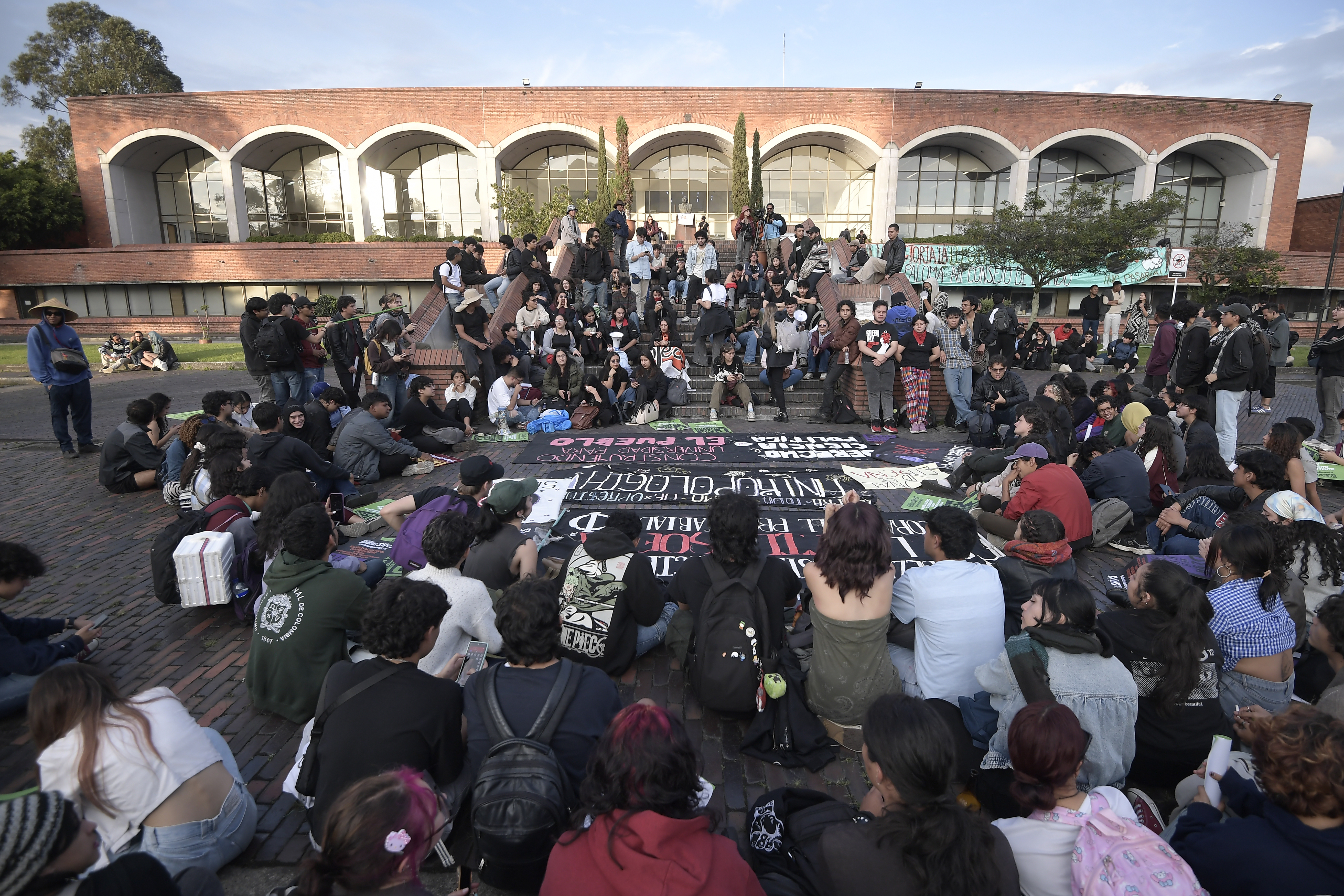 Este lunes 24 de noviembre, el Consejo Superior Universitario de la Universidad Nacional llevó a cabo una sesión extraordinaria para definir el futuro de su rectoría. A las afueras de la institución, la comunidad educativa realizó un plantón, a la espera de las decisiones del órgano, luego de que el Consejo de Estado declarara nula la designación de Leopoldo Múnera.