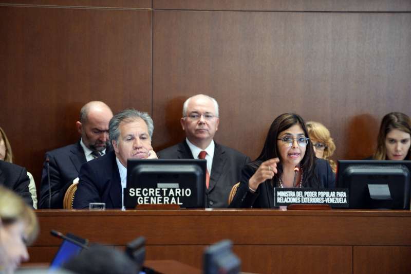 La canciller venezolana, Delcy Rodríguez (d), junto al al secretario general de la Organización de Estados Americanos (OEA), Luis Almagro (i), durante un Consejo extraordinario celebrado el jueves 5 de mayo de 2016, en la sede del organismo en Washington, DC.