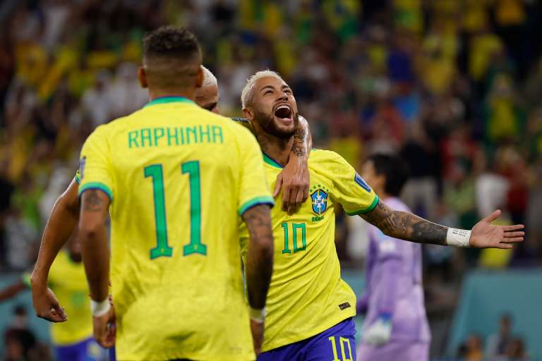 GR1207. DOHA (CATAR), 05/12/2022.- Neymar de Brasil celebra un gol hoy, en un partido de los octavos de final del Mundial de Fútbol Qatar 2022 entre Brasil y Corea del Sur en el estadio 974 en Doha (Catar). EFE/ Alberto Estevez