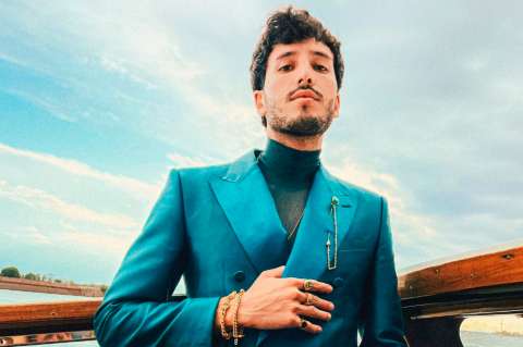 Video | Sebastián Yatra se disfrazó para pasar desapercibido, pero no lo logró