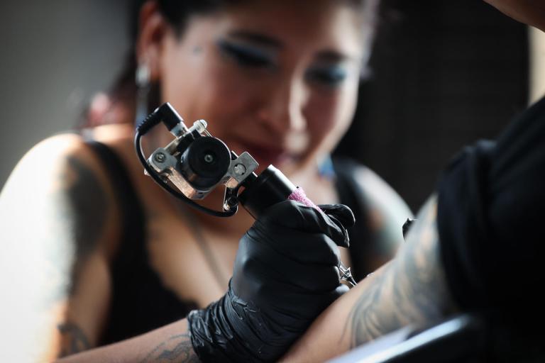 Tatuajes bajo sedación: los riesgos que preocupan a los médicos
