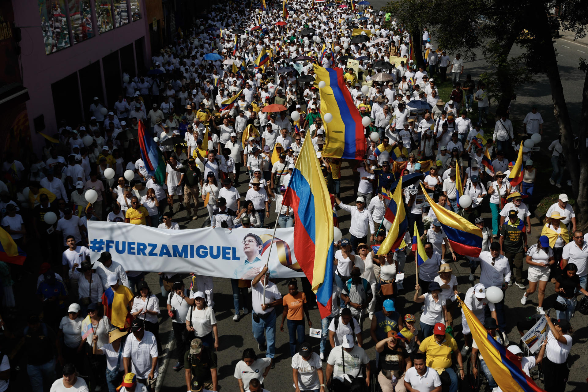 FOTODELDIA AME6279. CALI (COLOMBIA), 15/06/2025.- Personas se manifiestan con carteles y banderas durante la "Marcha del silencio" este domingo, en Cali (Colombia). La movilización popular fue convocada tras el atentado en el que fue gravemente herido el pasado 7 de junio el senador y precandidato presidencial Miguel Uribe Turbay, y tras la oleada terrorista que tres días después dejó ocho muertos y más de 80 heridos en el suroeste del país. EFE/Ernesto Guzmán
